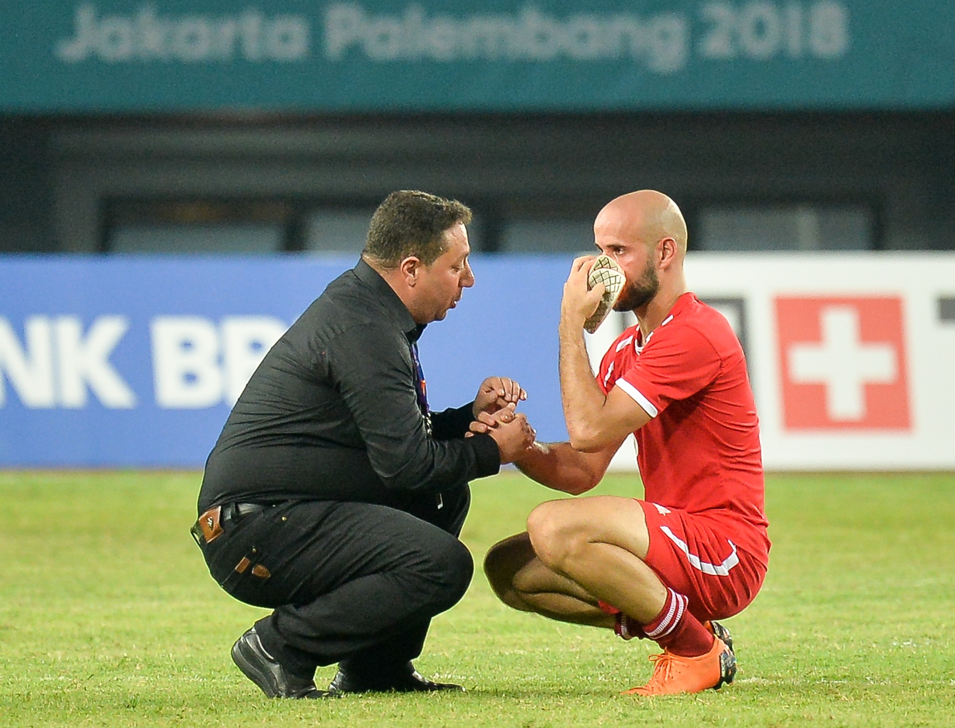 Cau thu Palestine bat khoc anh 9