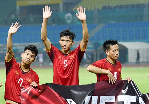 Olympic Viet Nam tri an Do Hung Dung sau khi thang Bahrain hinh anh