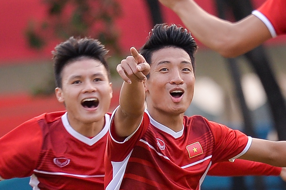 Quang Hai, Tien Dung ho het dong doi trong tro choi tang bong hinh anh