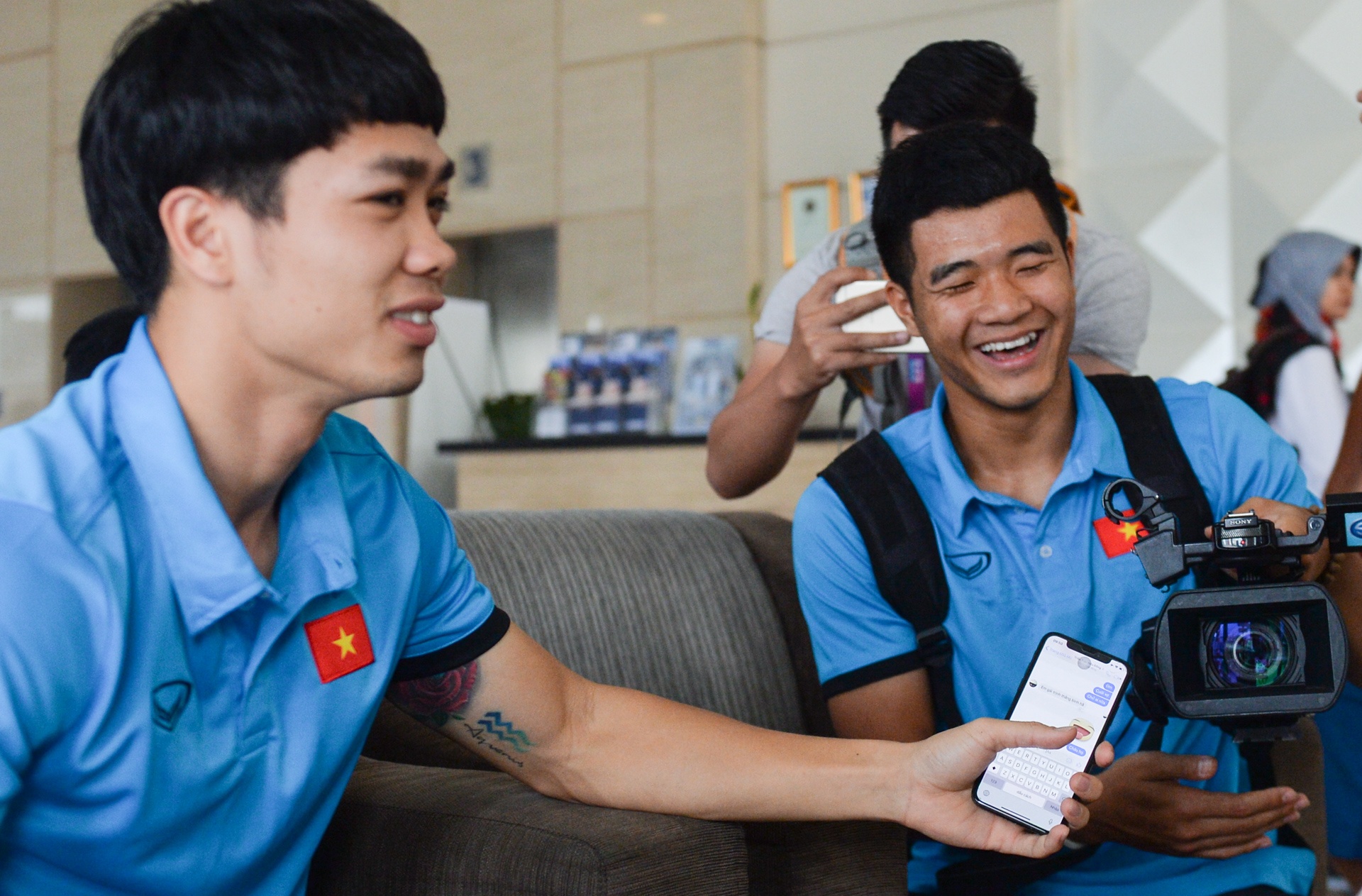 Ha Duc Chinh quay phim, phong van Cong Phuong truoc tran ban ket hinh anh