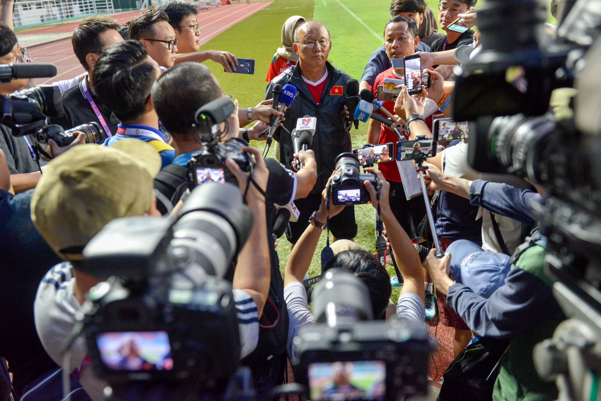 Phong vien Han Quoc 'bao vay' buoi tap cua Olympic Viet Nam hinh anh