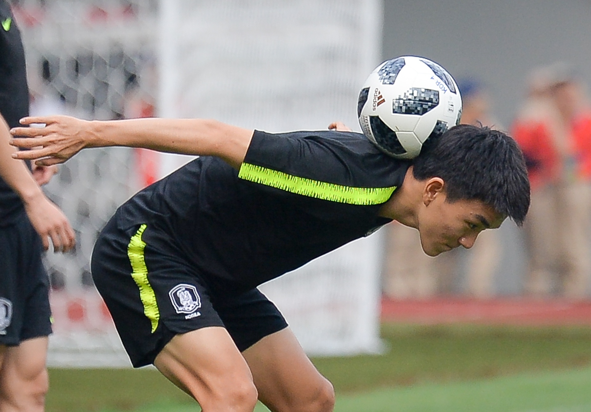 Olympic Han Quoc choi tang bong nghe thuat truoc khi gap Olympic VN hinh anh