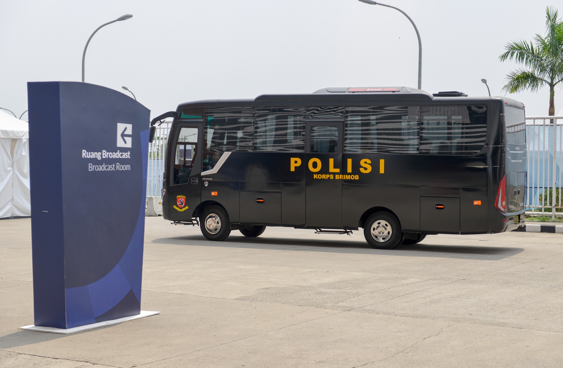 Canh sat vu trang bao ve tran ban ket anh 1