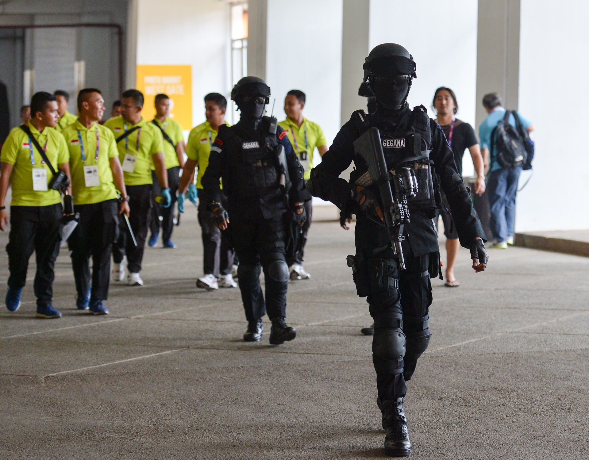 Canh sat vu trang bao ve tran ban ket anh 2