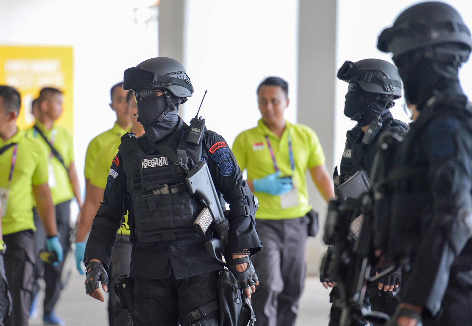 Canh sat vu trang bao ve tran ban ket anh 3