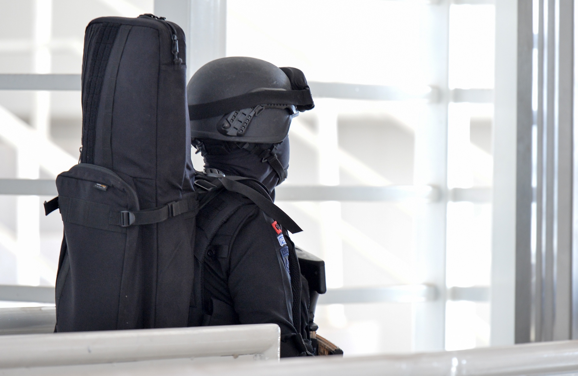 Canh sat vu trang bao ve tran ban ket anh 4