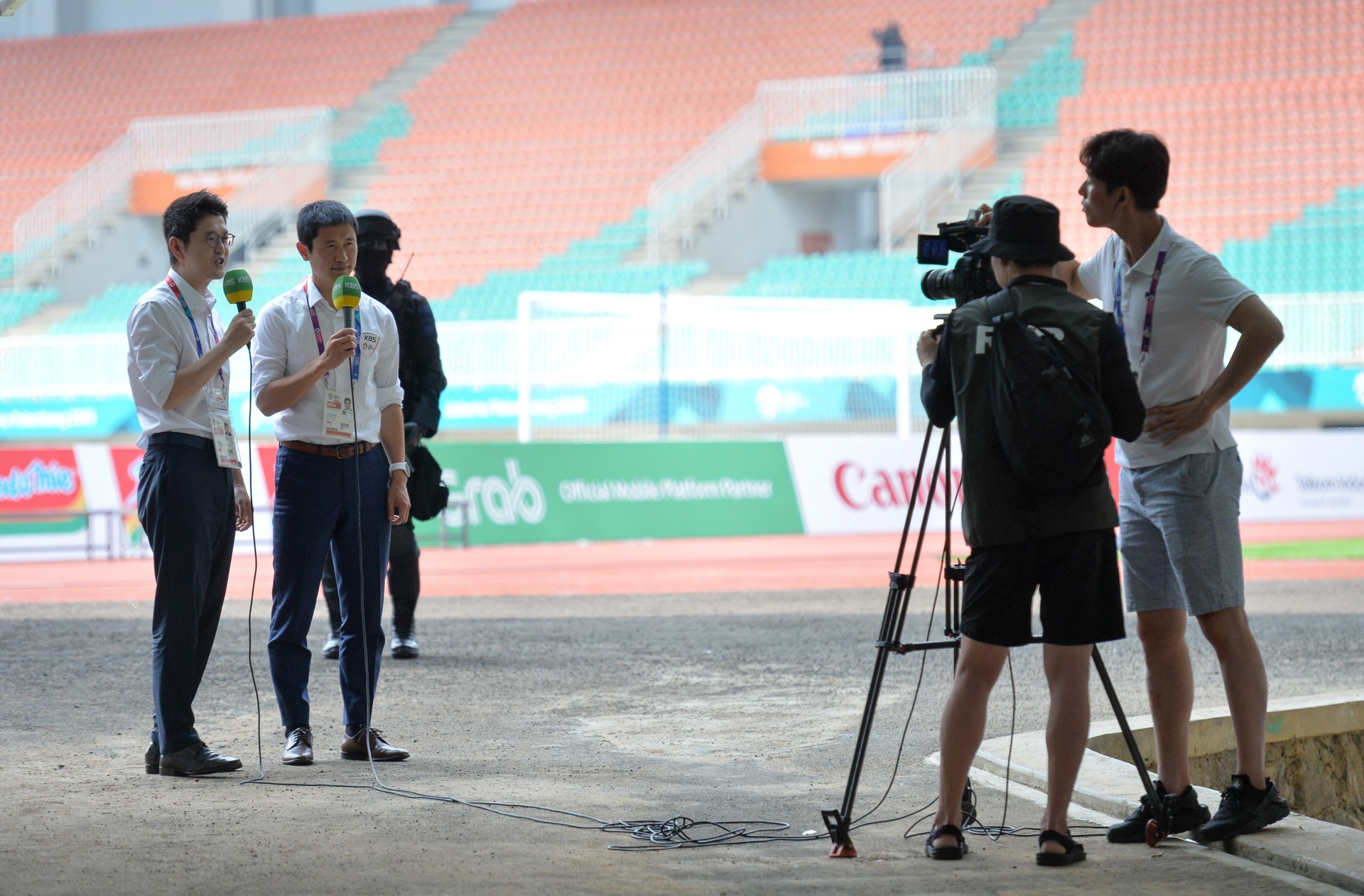 Canh sat vu trang bao ve tran ban ket anh 6