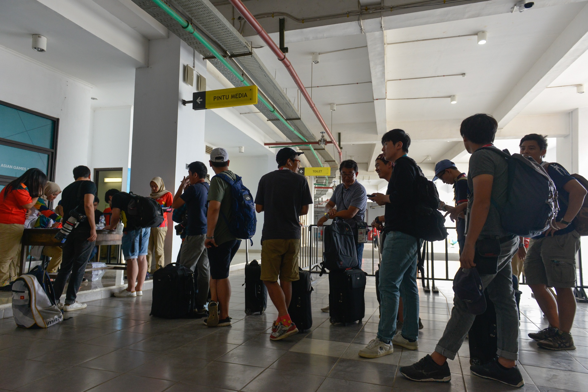 Canh sat vu trang bao ve tran ban ket anh 7