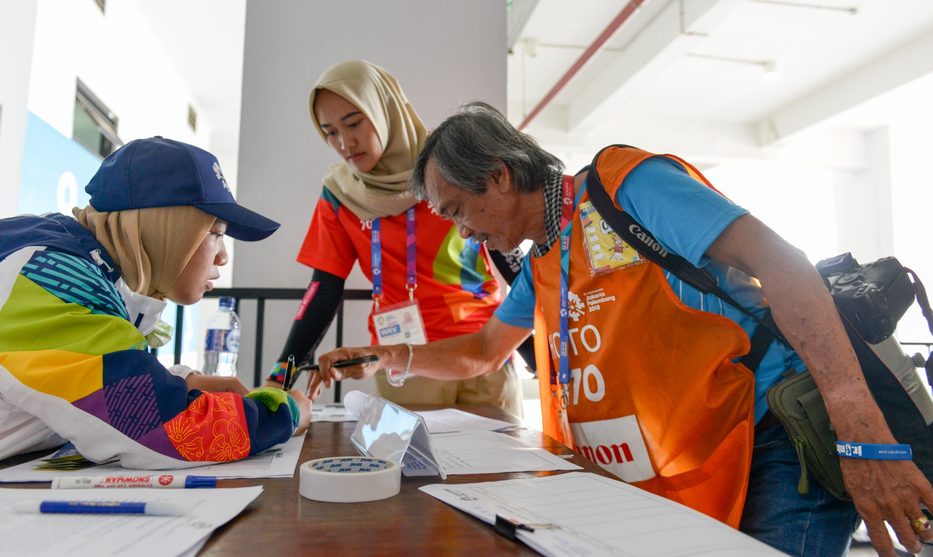 Canh sat vu trang bao ve tran ban ket anh 8