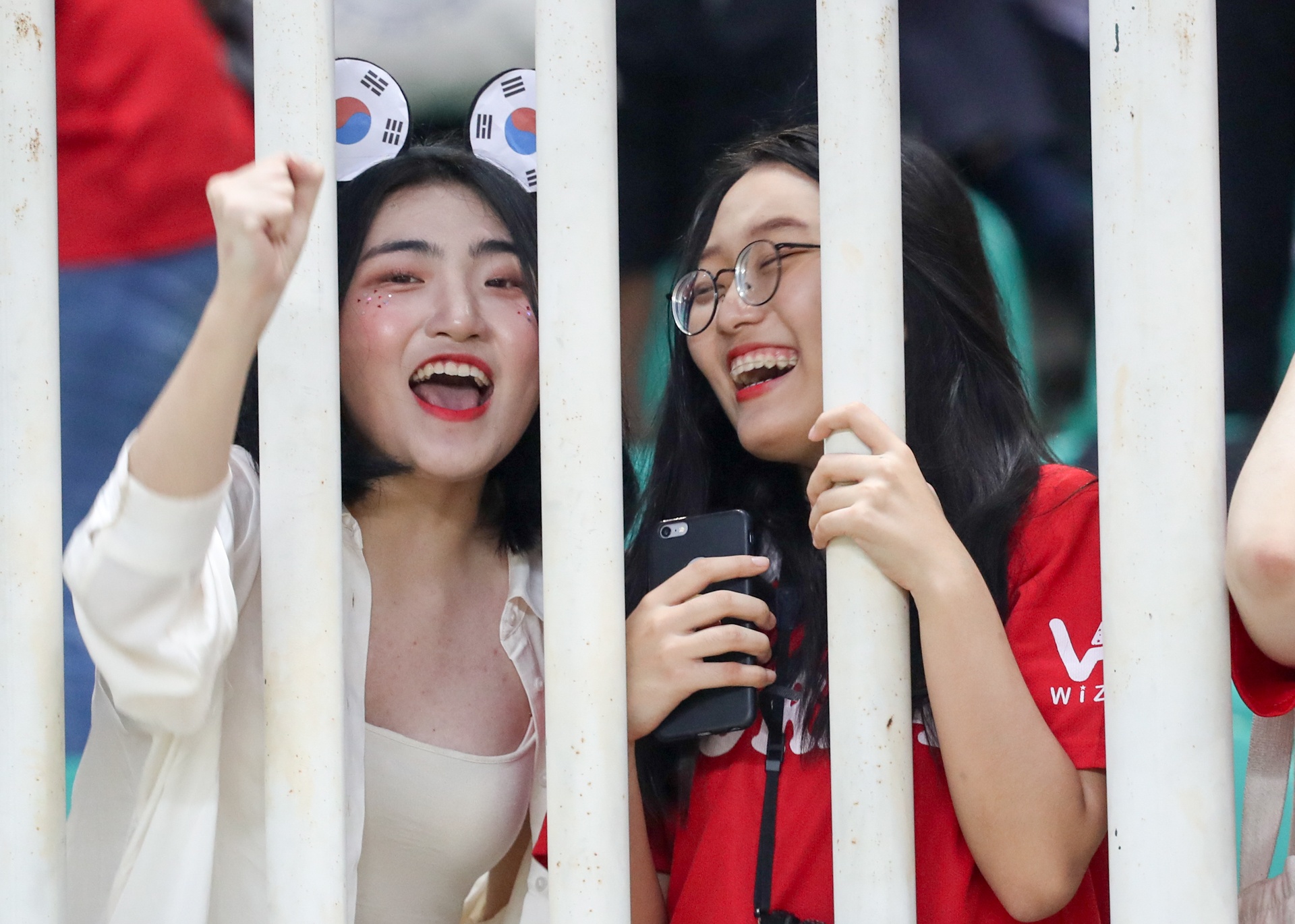 Co dong vien Han - Viet do sac tren khan dai tran ban ket hinh anh