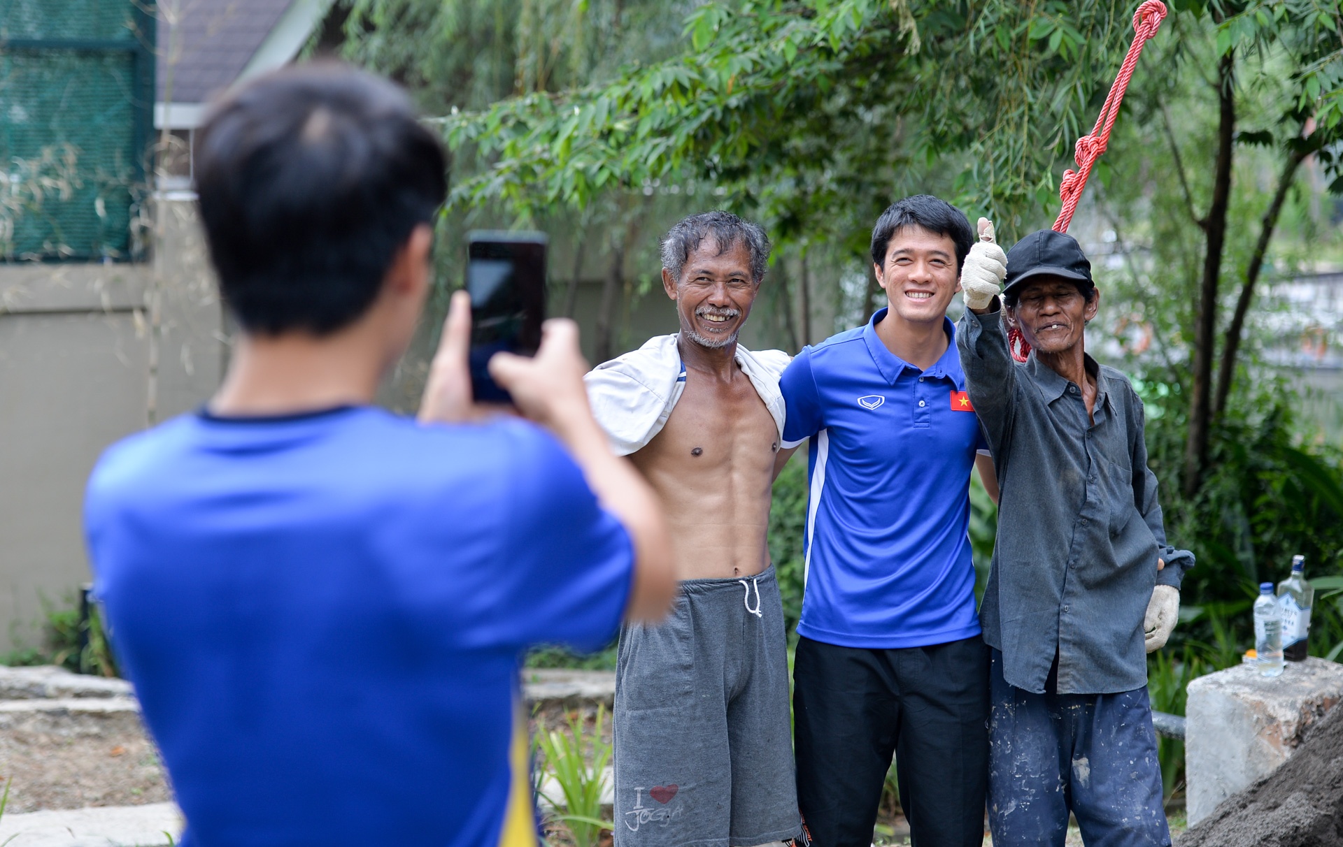 cau thu an mit tren dat Indo anh 10