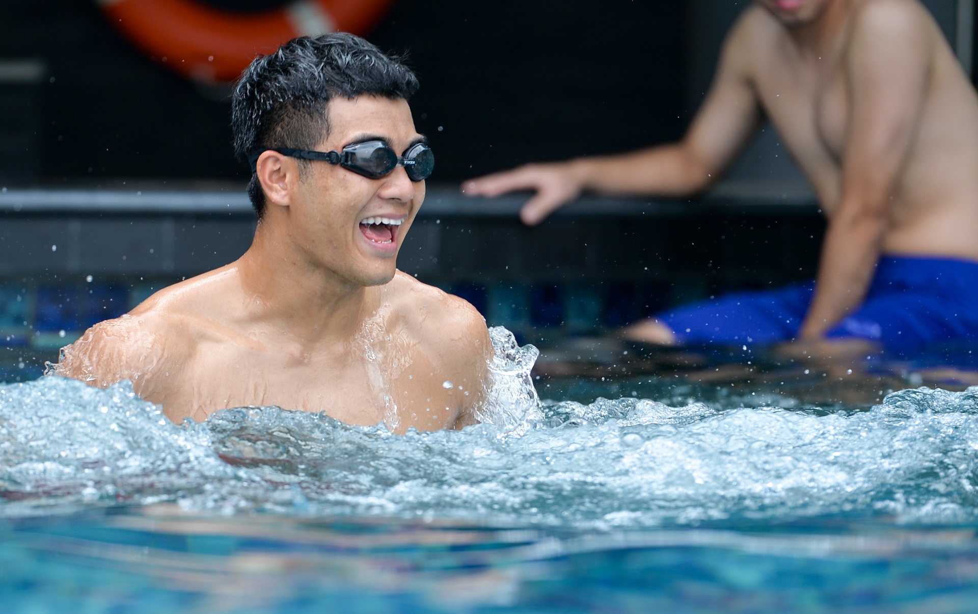 Bui Tien Dung nem tro ly ngon ngu xuong be boi anh 11