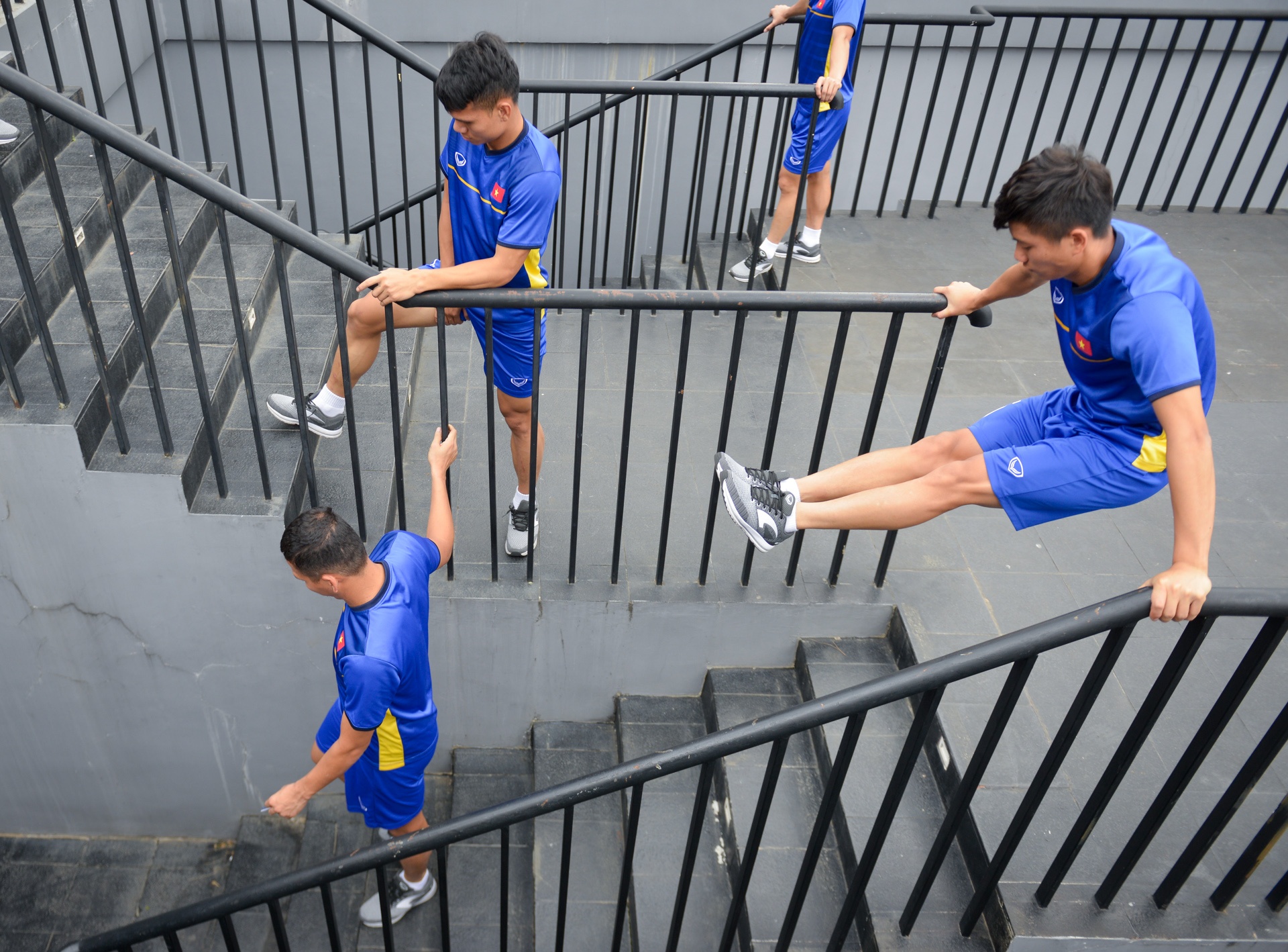 cau thu an mit tren dat Indo anh 11