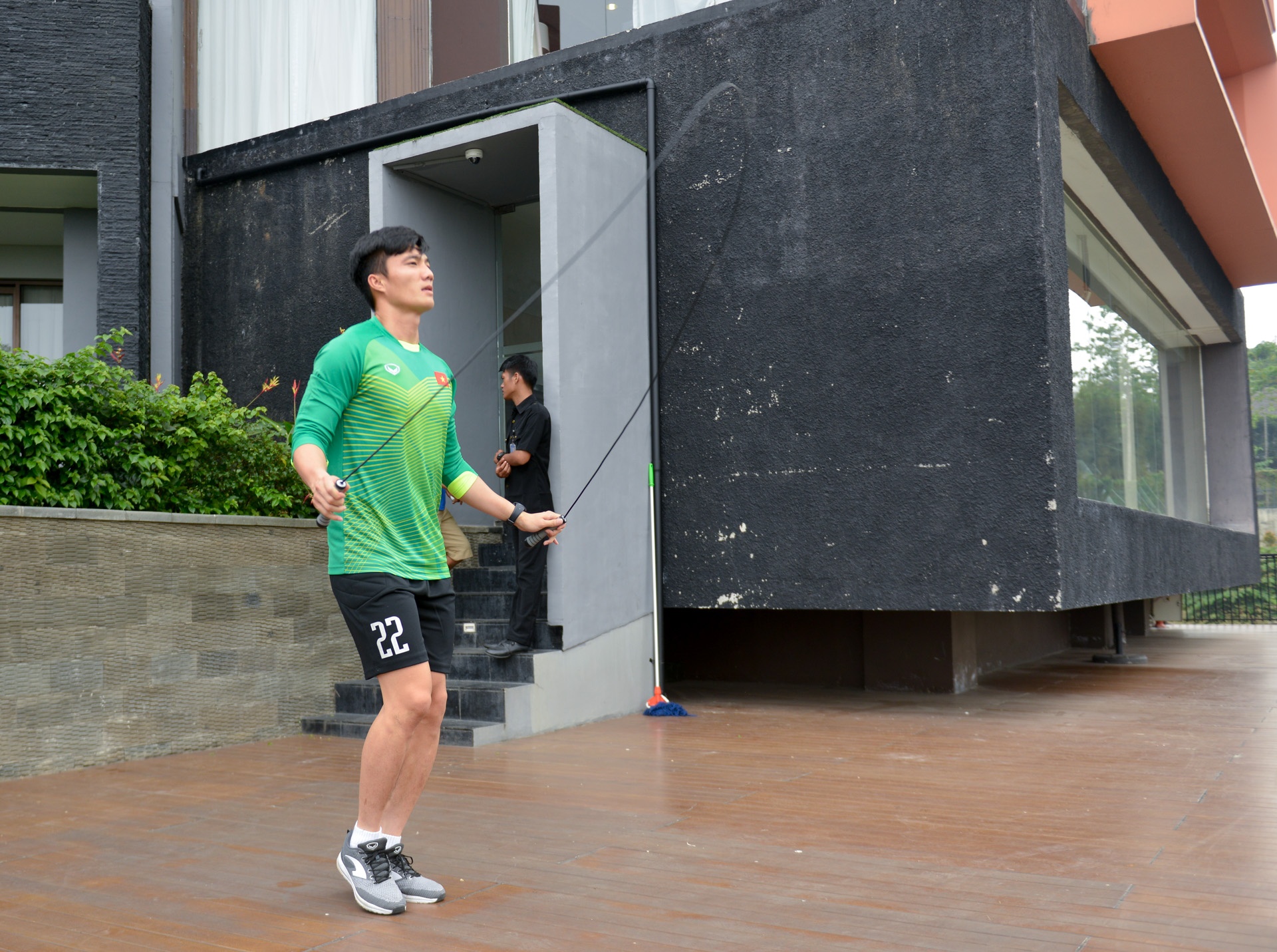 cau thu an mit tren dat Indo anh 12