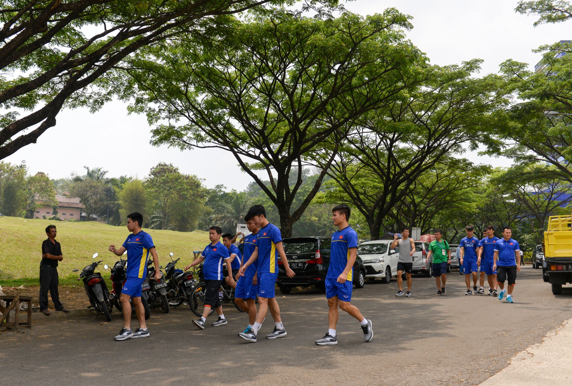 cau thu an mit tren dat Indo anh 1