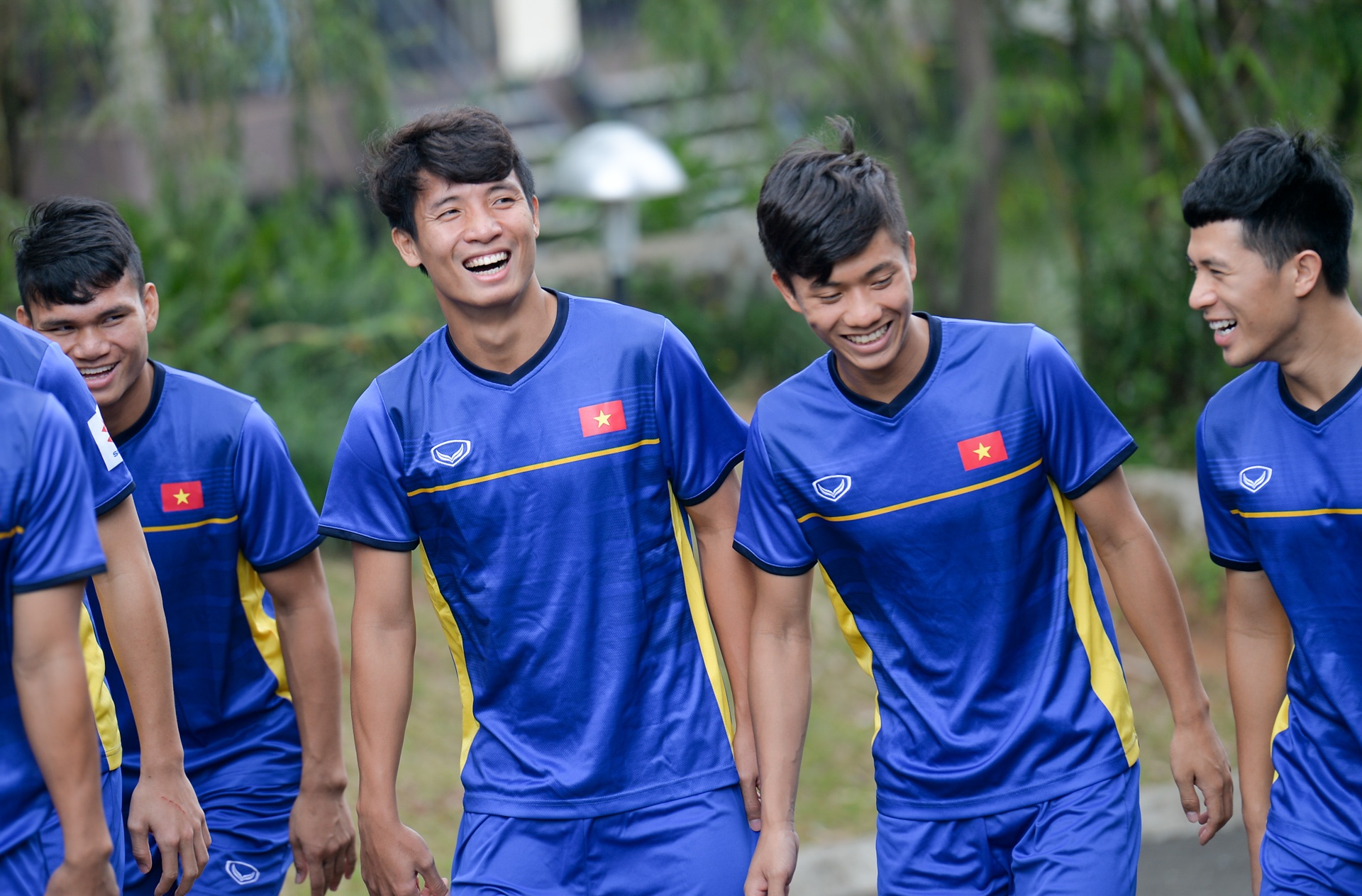 cau thu an mit tren dat Indo anh 2