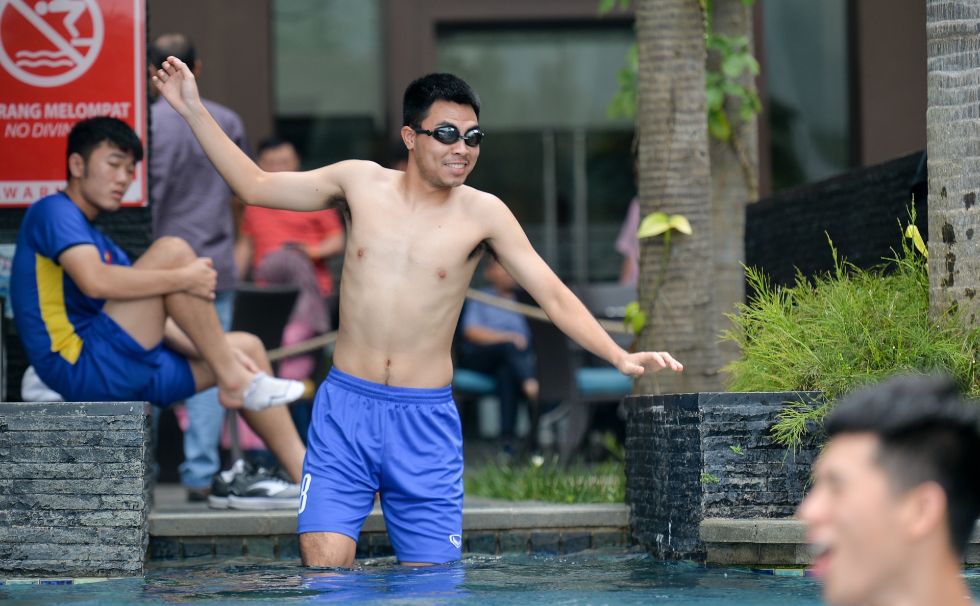 Bui Tien Dung nem tro ly ngon ngu xuong be boi anh 3