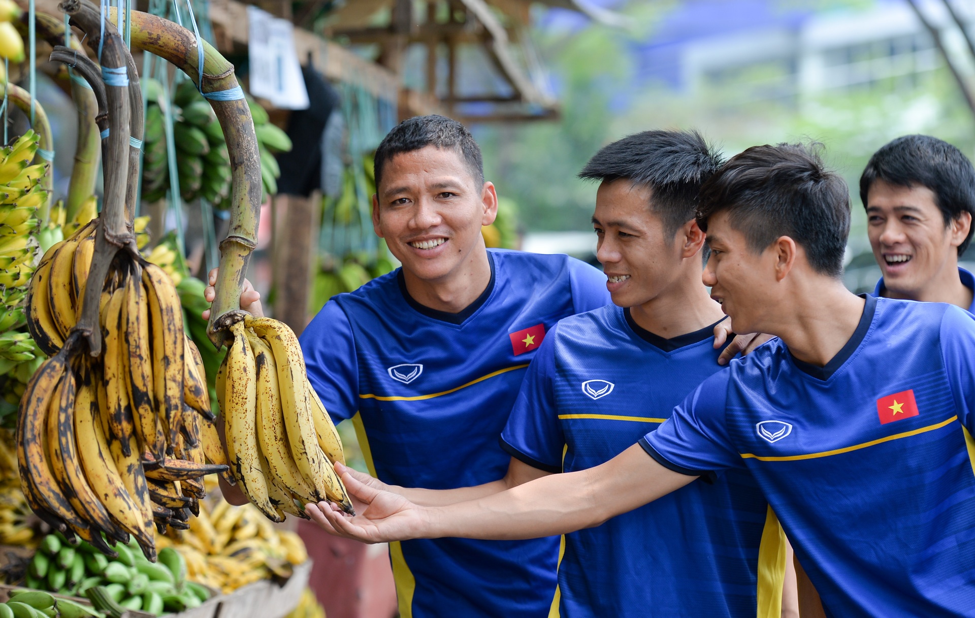 cau thu an mit tren dat Indo anh 3