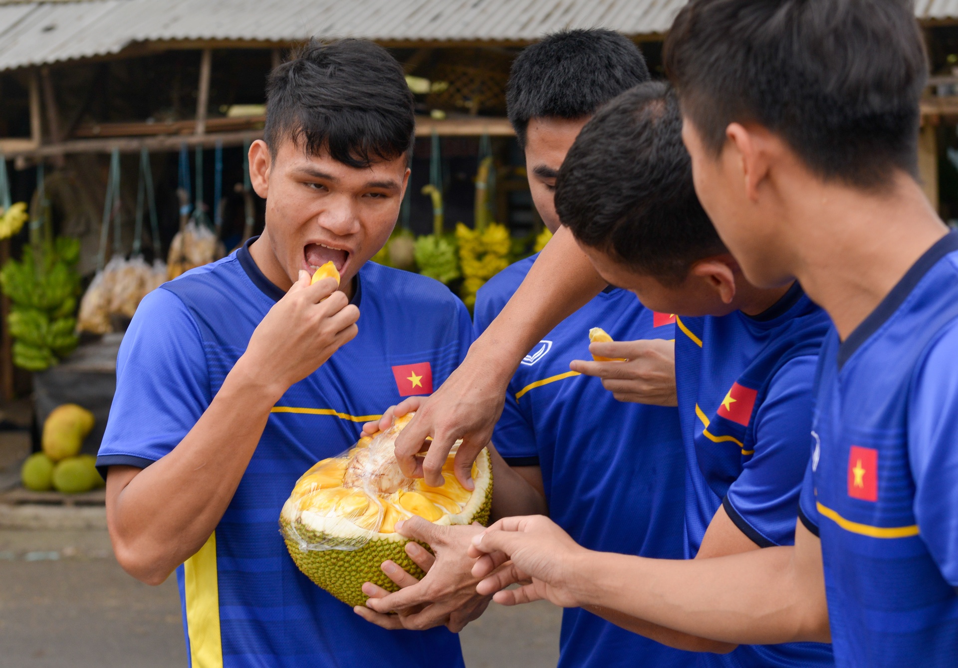 cau thu an mit tren dat Indo anh 4