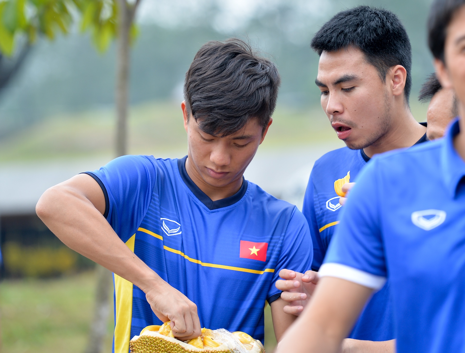 cau thu an mit tren dat Indo anh 5