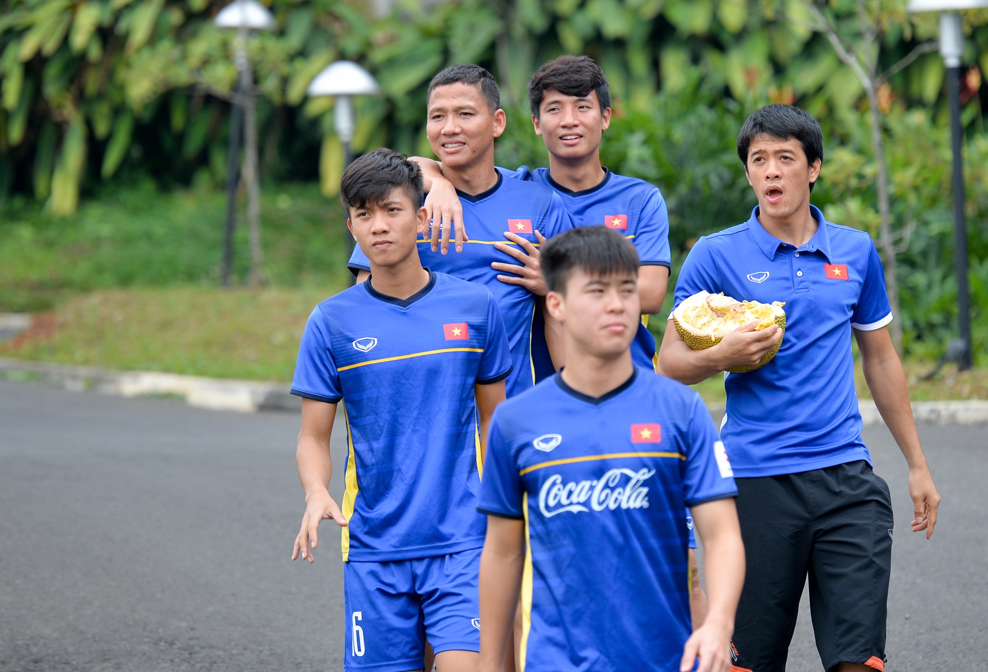 cau thu an mit tren dat Indo anh 6