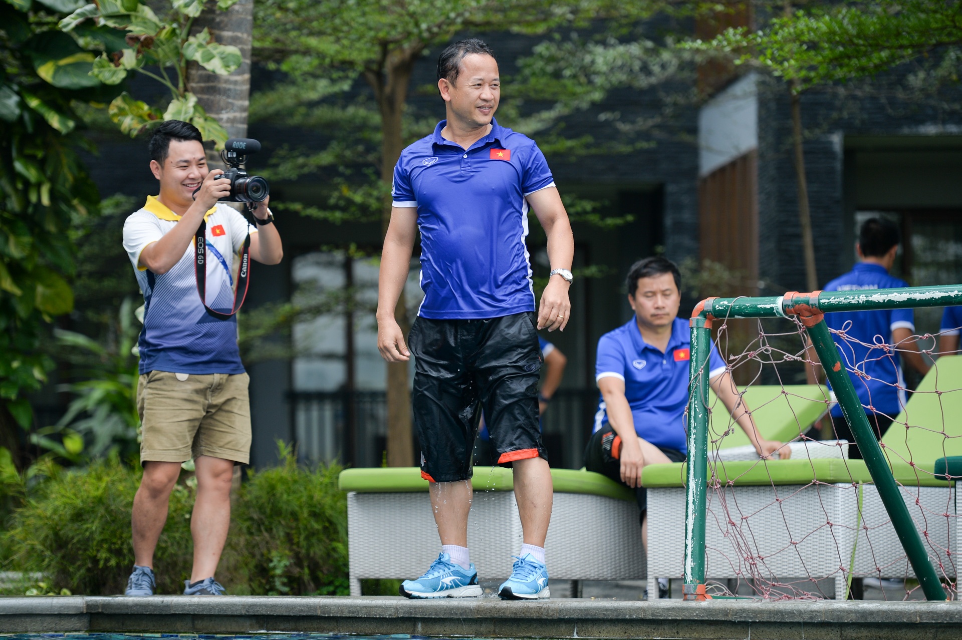 Bui Tien Dung nem tro ly ngon ngu xuong be boi anh 7