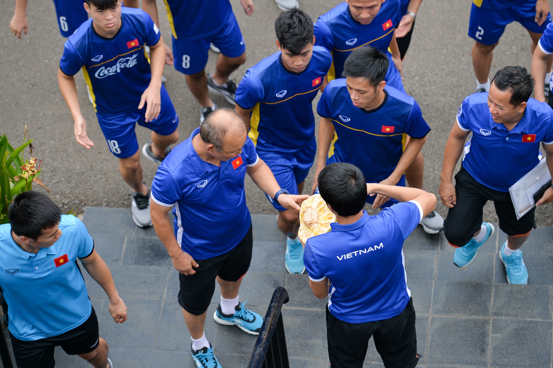 cau thu an mit tren dat Indo anh 7