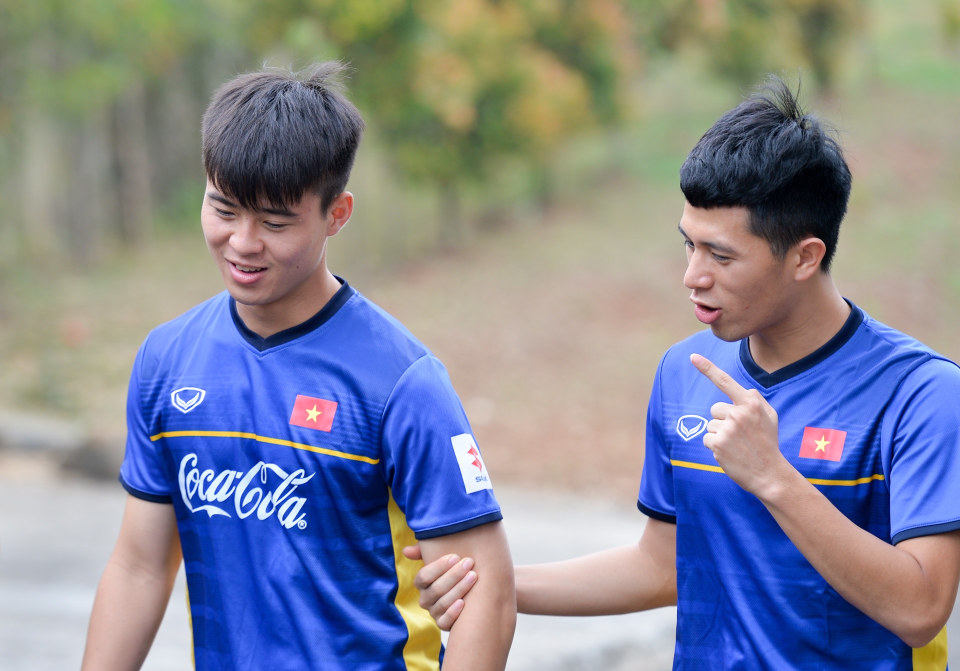 cau thu an mit tren dat Indo anh 8