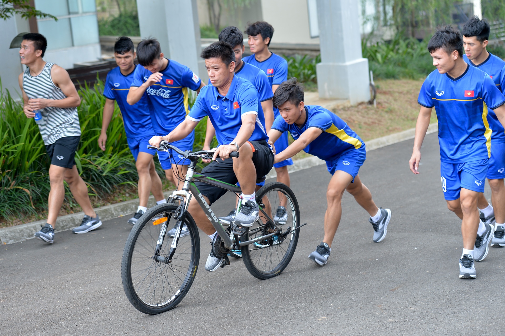 cau thu an mit tren dat Indo anh 9