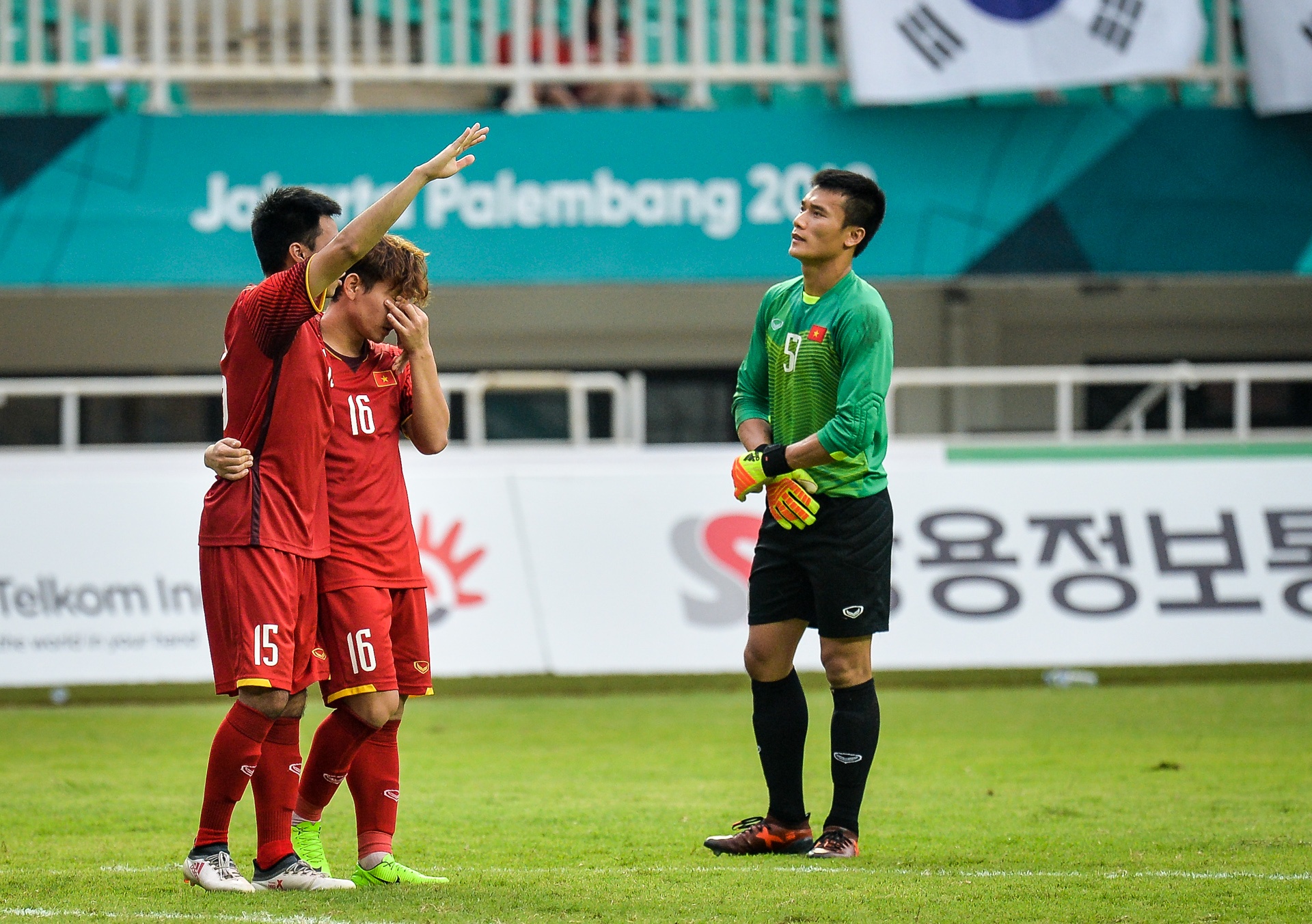 Minh Vuong gat nuoc mat anh 4