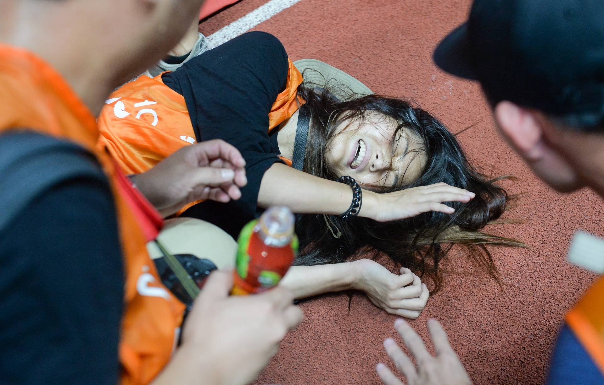 Nu phong vien Han Quoc ngat xiu vi chen lan chup anh Son Heung-min hinh anh