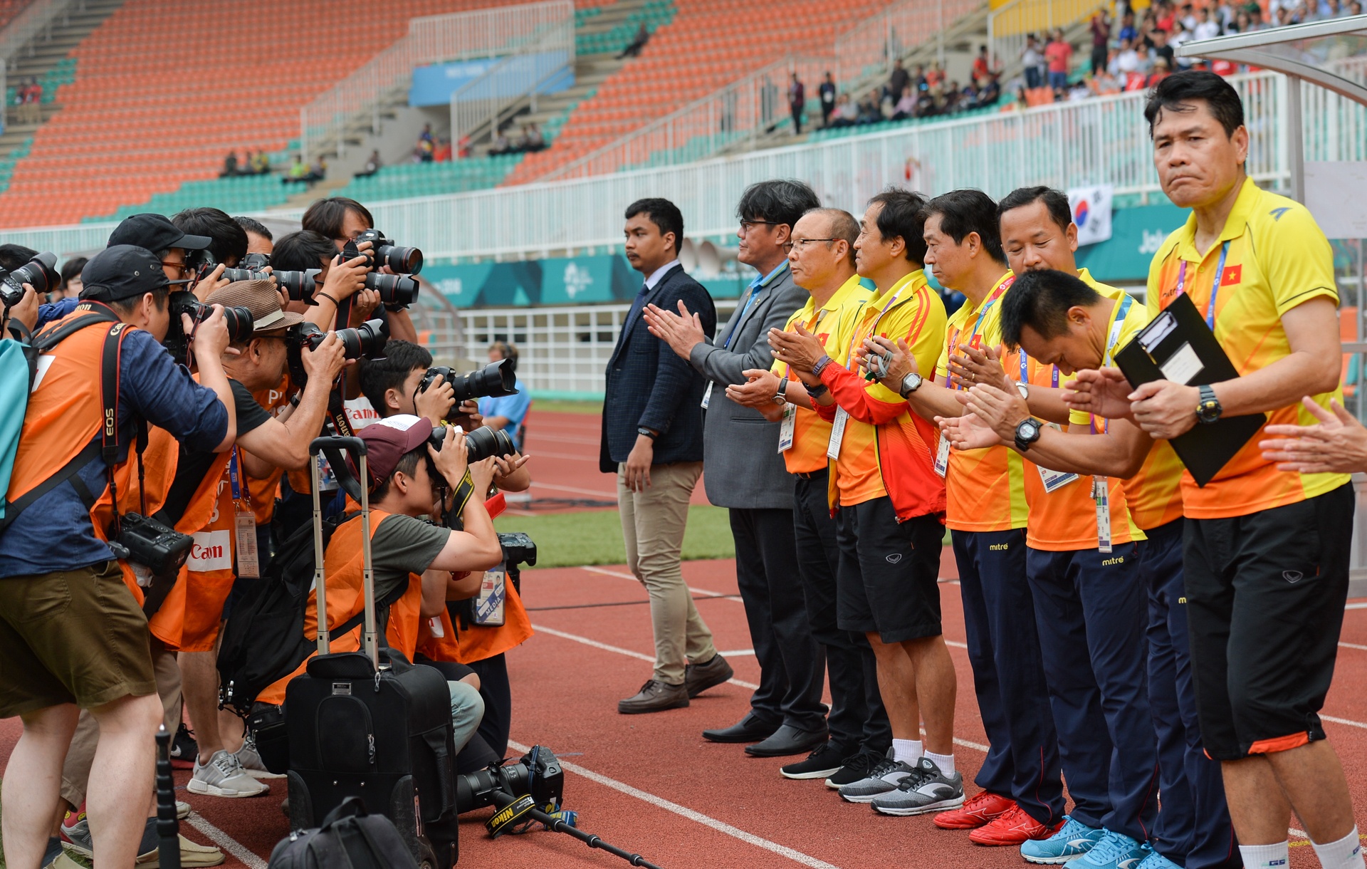 nu phong vien han quoc ngat xiu anh 2