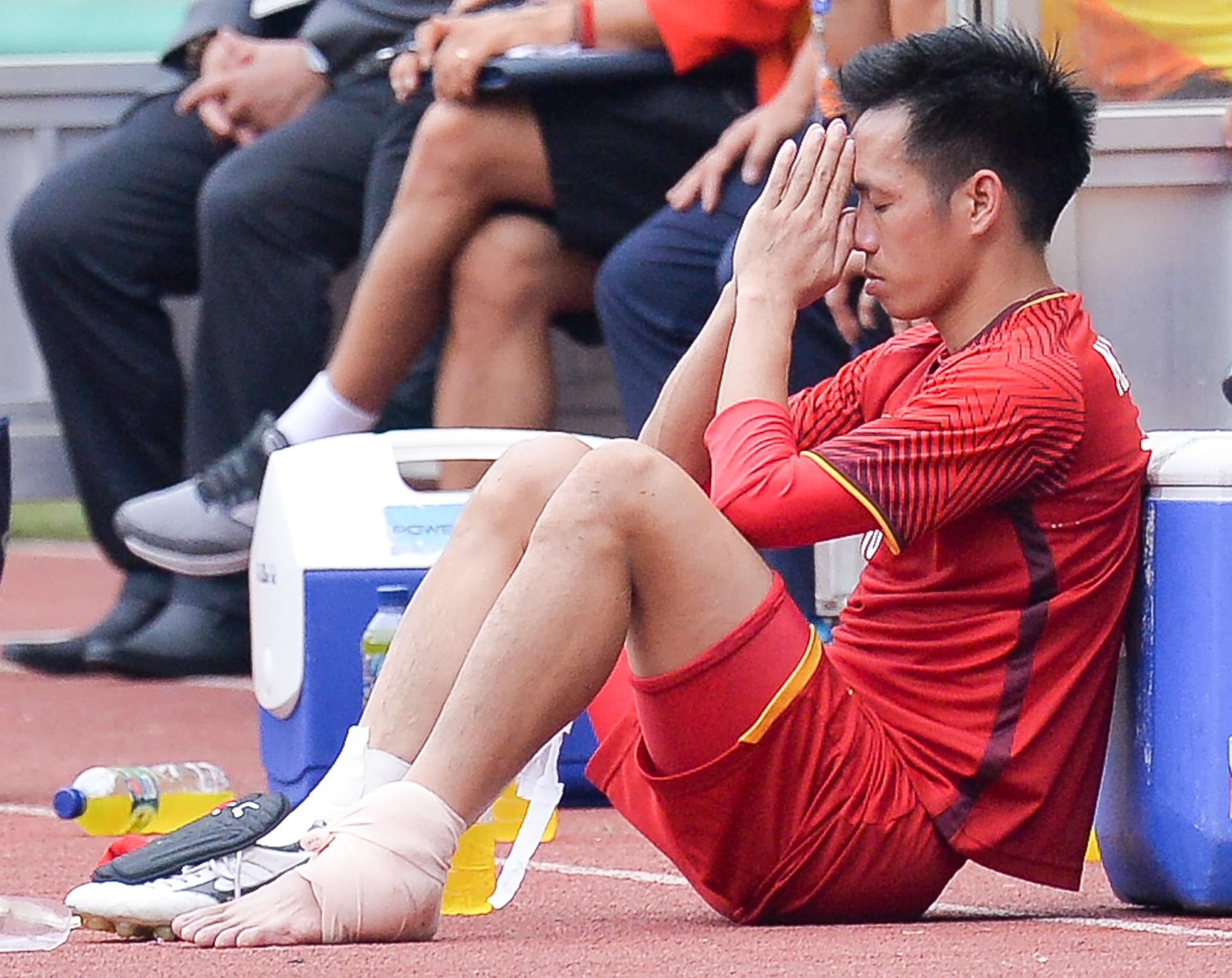 Van Quyet: Chien dau tren san, cau nguyen ngoai duong piste hinh anh