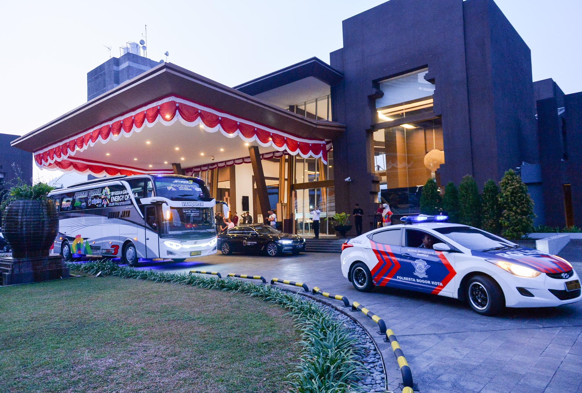 Van Hau tuoi cuoi roi khach san ve Viet Nam anh 11