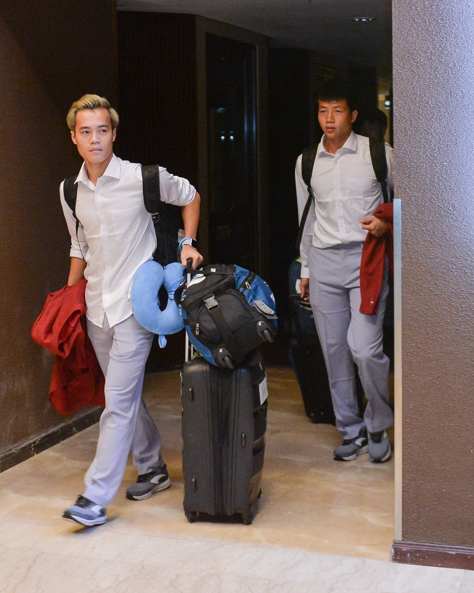 Van Hau tuoi cuoi roi khach san ve Viet Nam anh 3