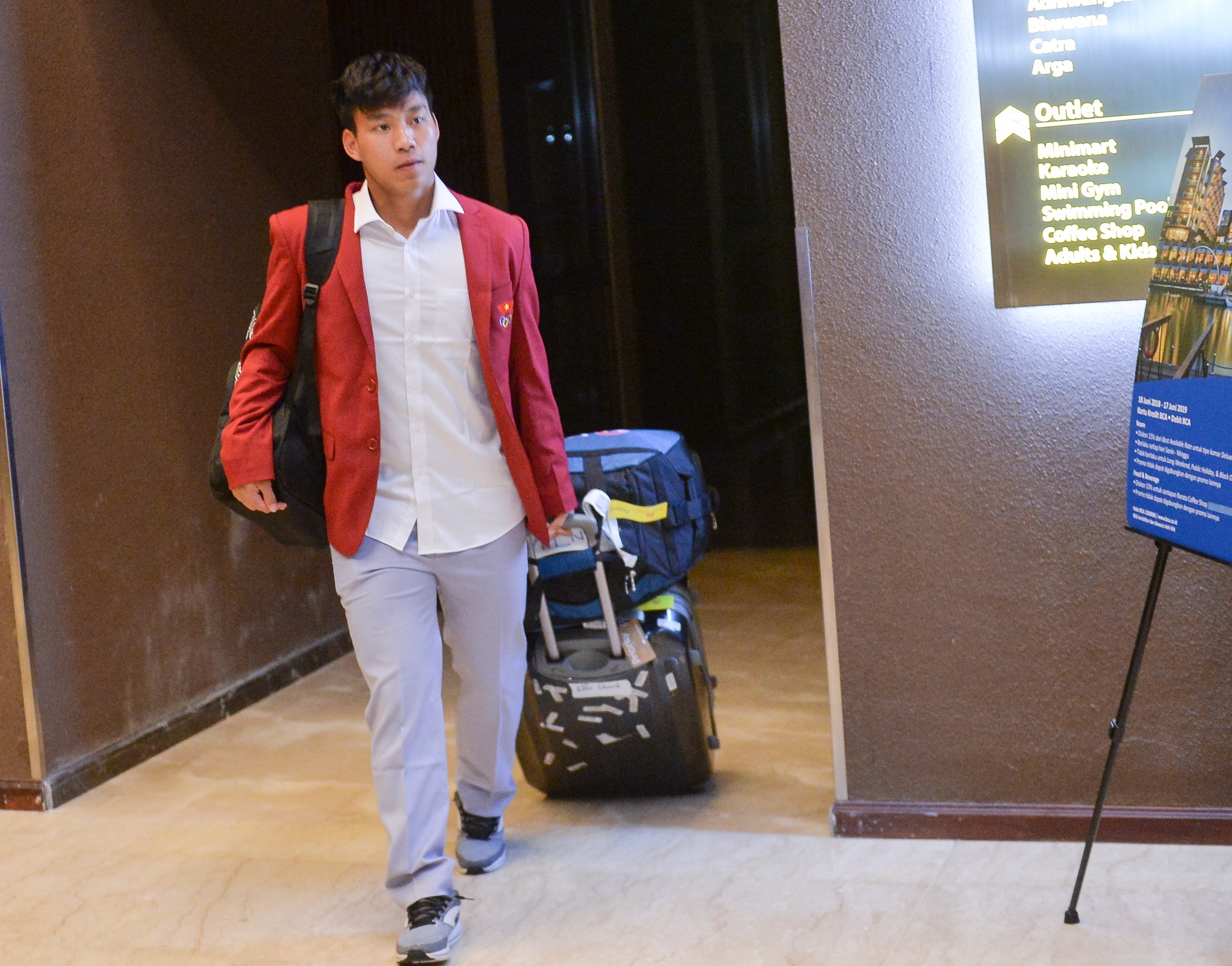 Van Hau tuoi cuoi roi khach san ve Viet Nam anh 4