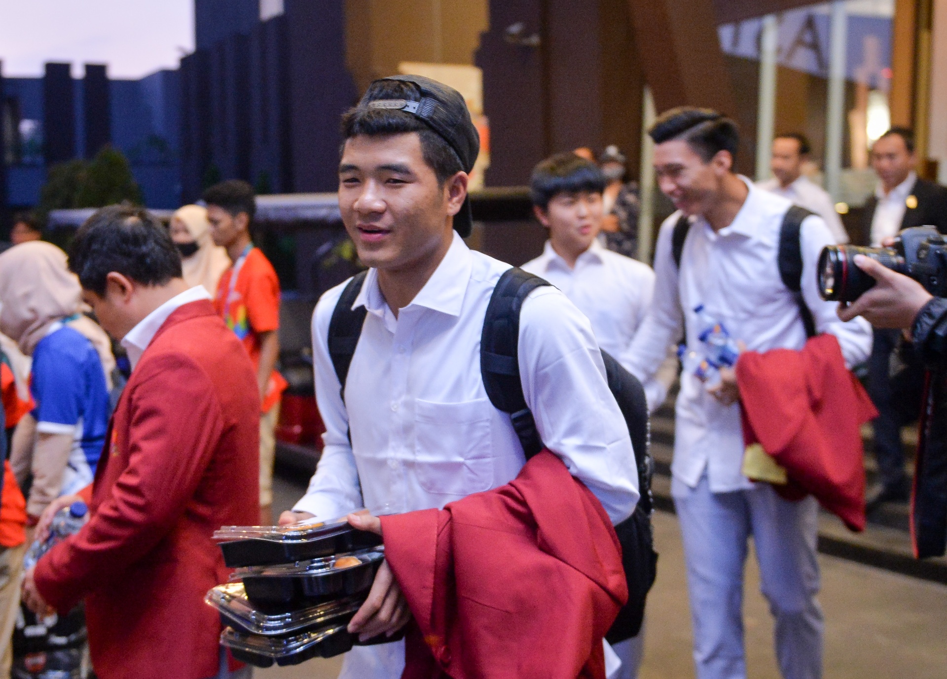 Van Hau tuoi cuoi roi khach san ve Viet Nam anh 7