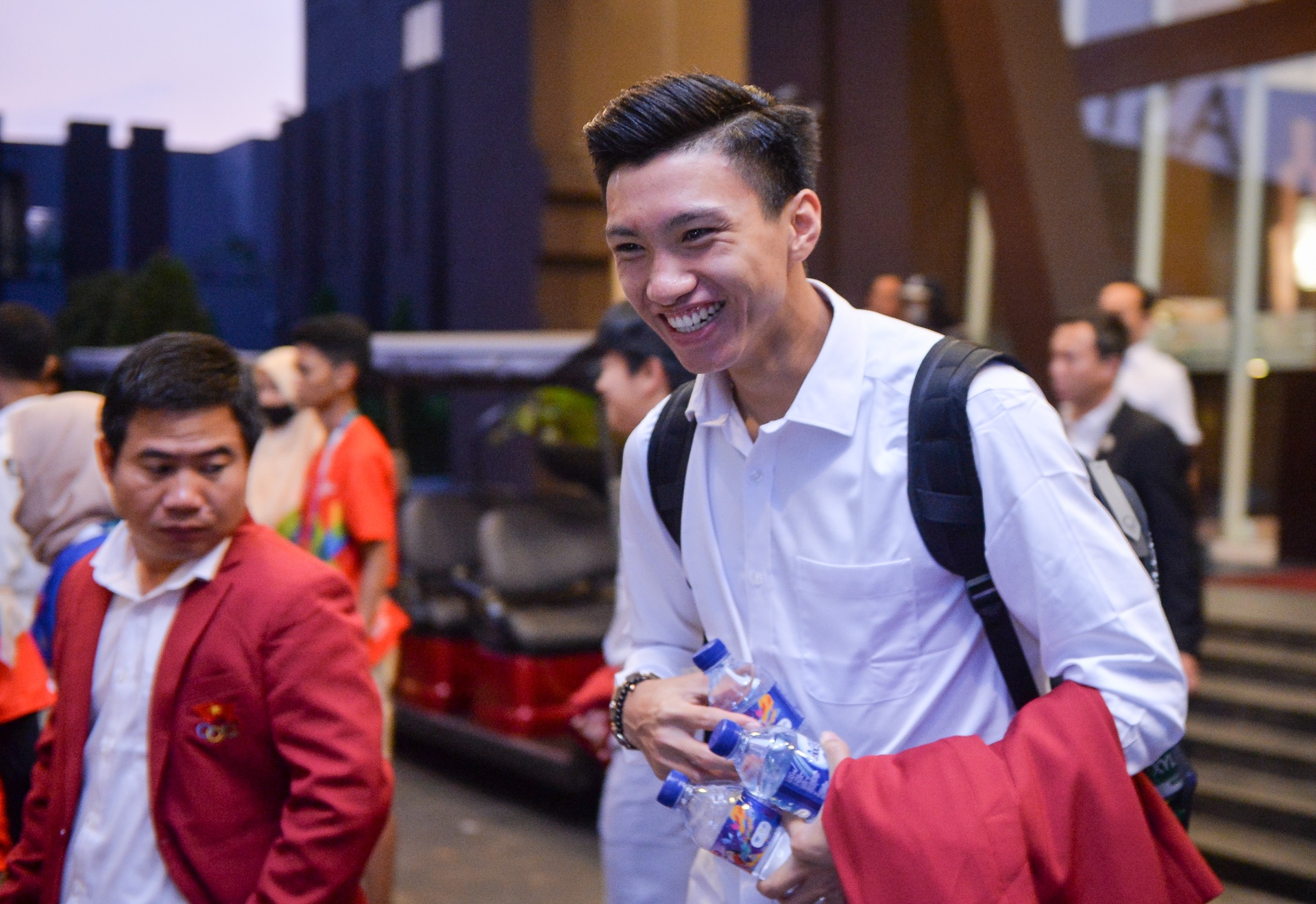 Van Hau tuoi cuoi roi khach san ve Viet Nam anh 8