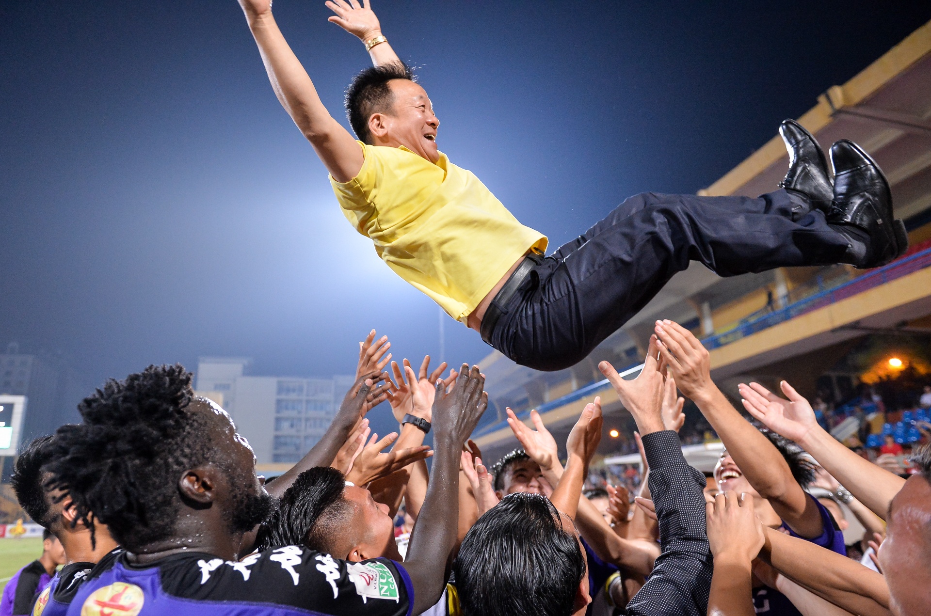 Bau Hien duoc tung len trong ngay CLB Ha Noi vo dich V.League hinh anh