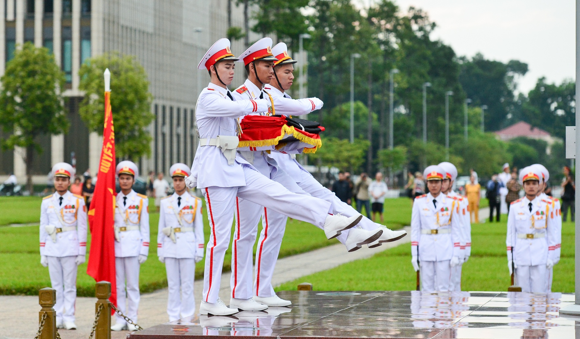 Lễ thượng cờ rủ quốc tang Chủ tịch nước ảnh 2 Le thuong co ru quoc tang Chu tich nuoc anh 2