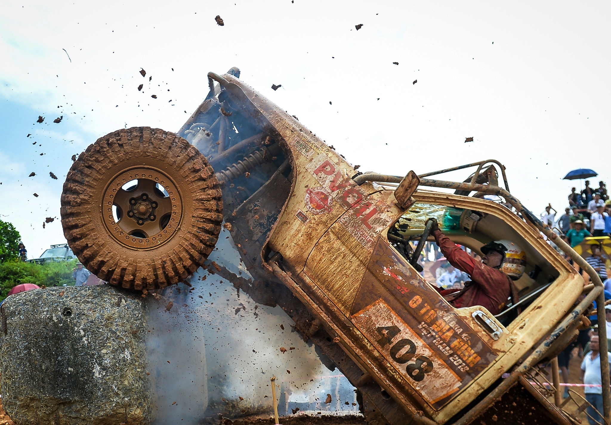 Pha bang qua be tong gay thot tim tai giai dua xe dia hinh hinh anh