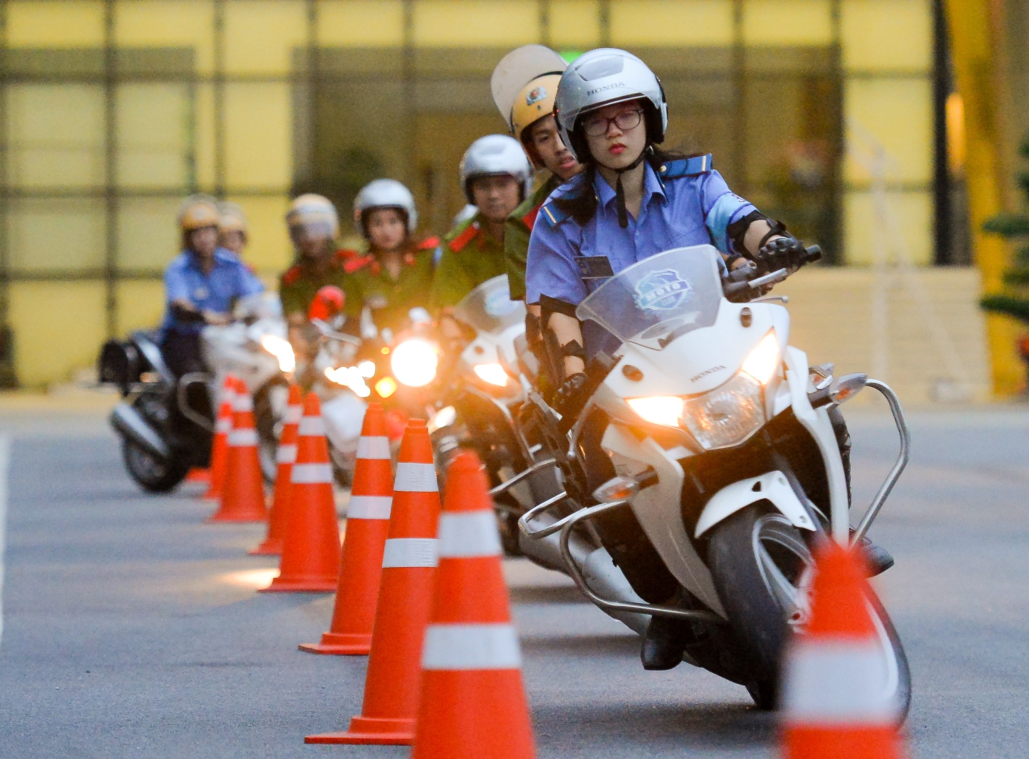 nu canh sat tuong lai lai xe phan khoi lon anh 10