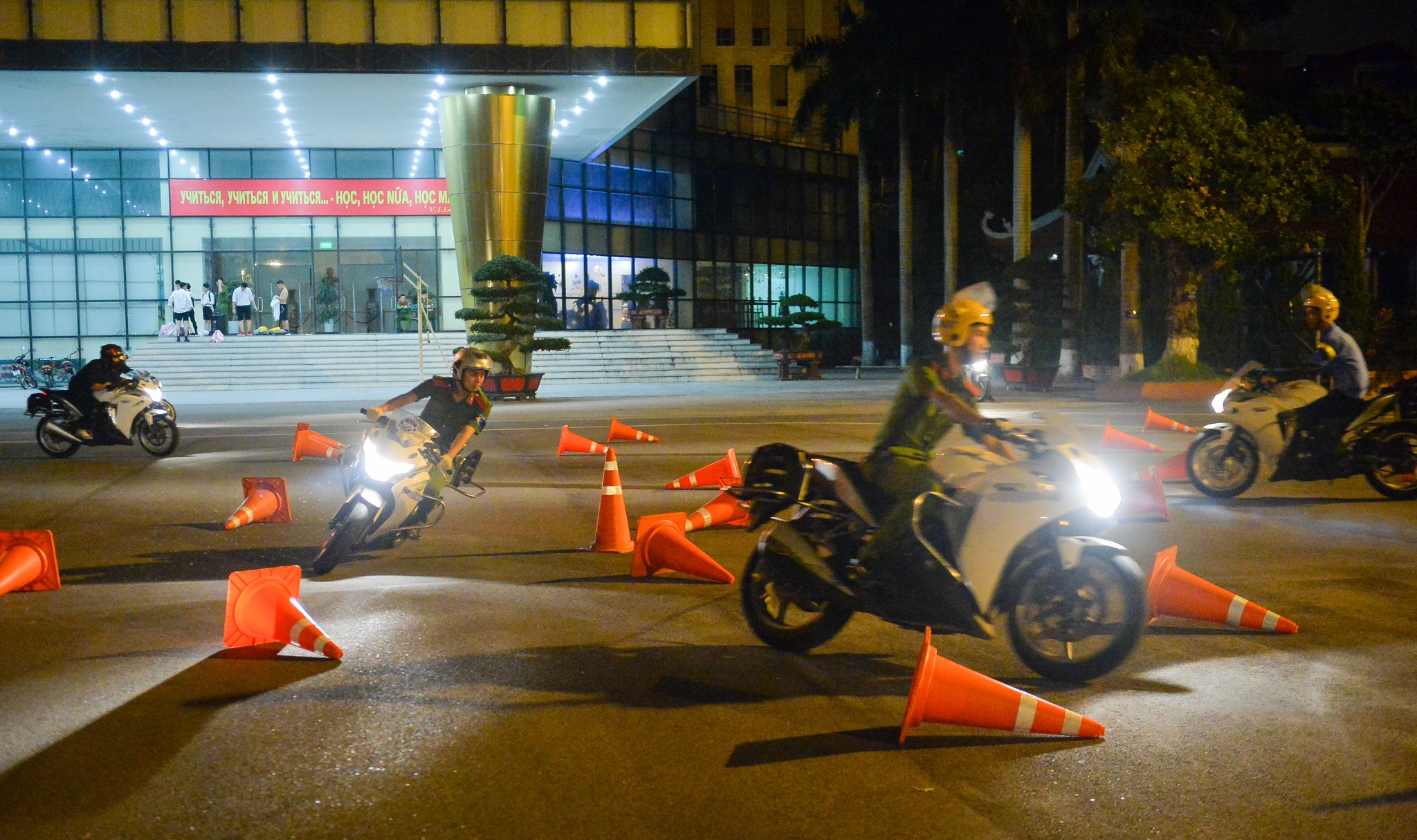 nu canh sat tuong lai lai xe phan khoi lon anh 1