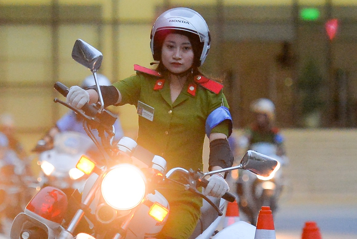 Nu canh sat tuong lai tro tai luon lach voi xe phan khoi lon hinh anh