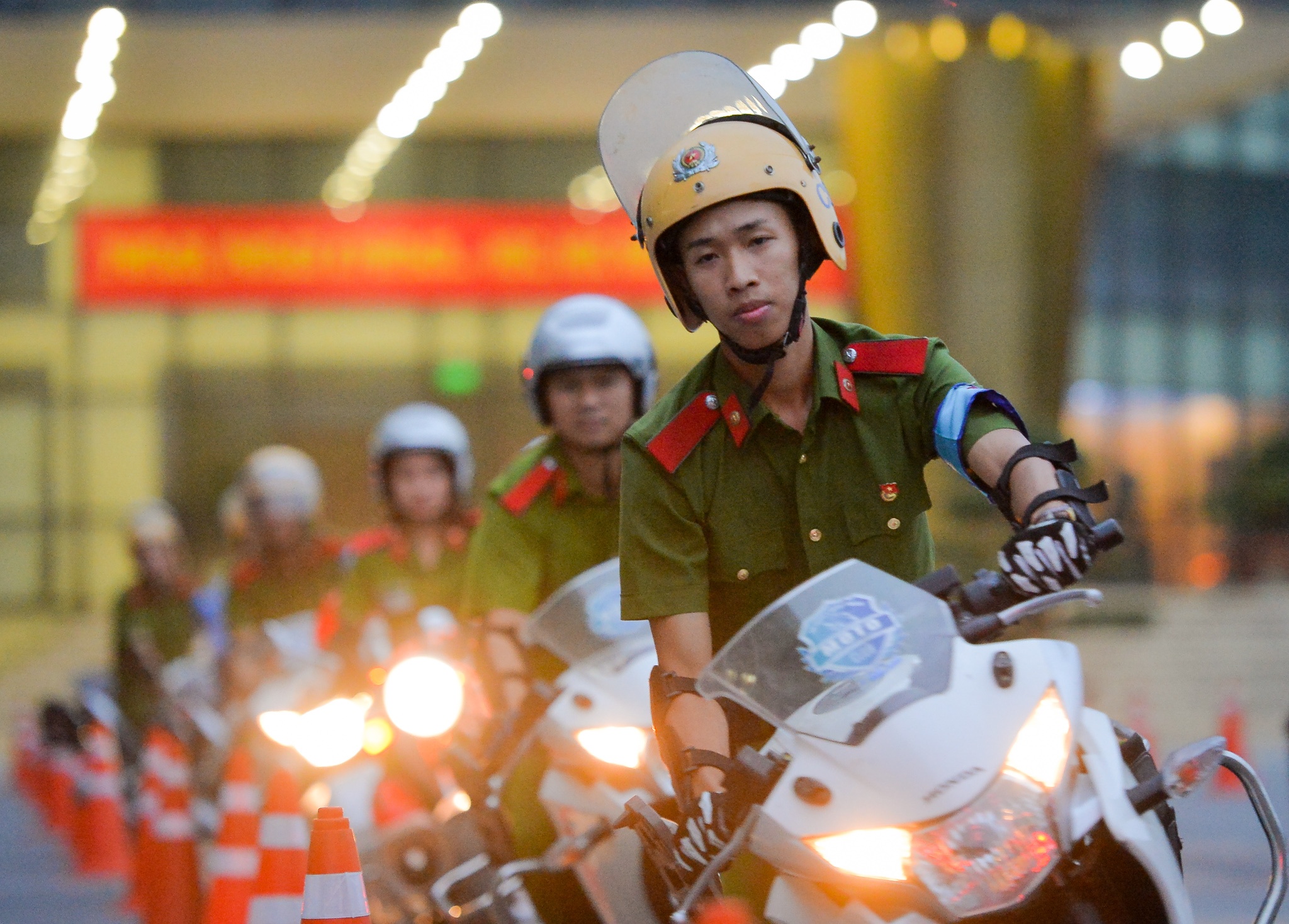 nu canh sat tuong lai lai xe phan khoi lon anh 2