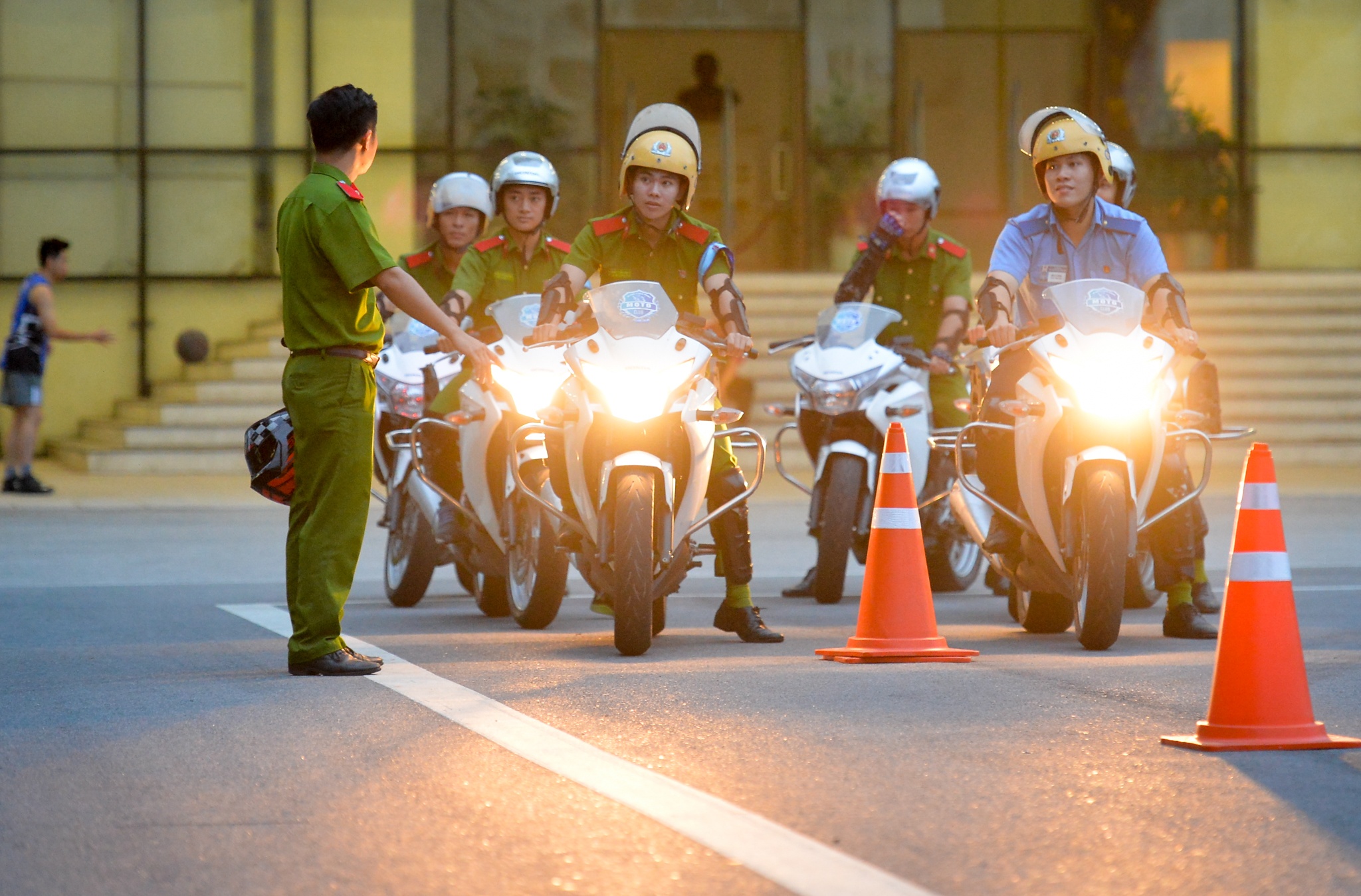 nu canh sat tuong lai lai xe phan khoi lon anh 3