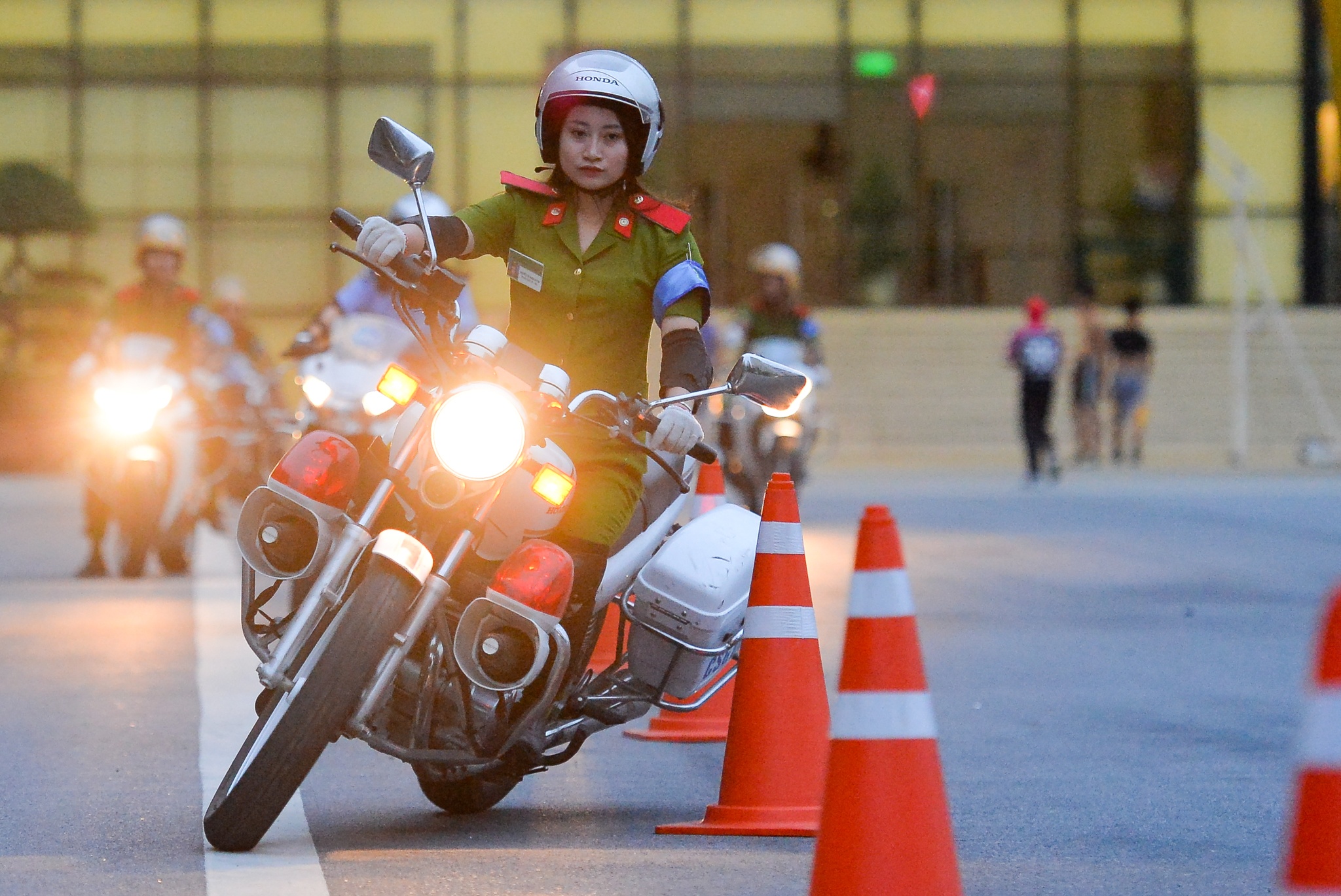 nu canh sat tuong lai lai xe phan khoi lon anh 6