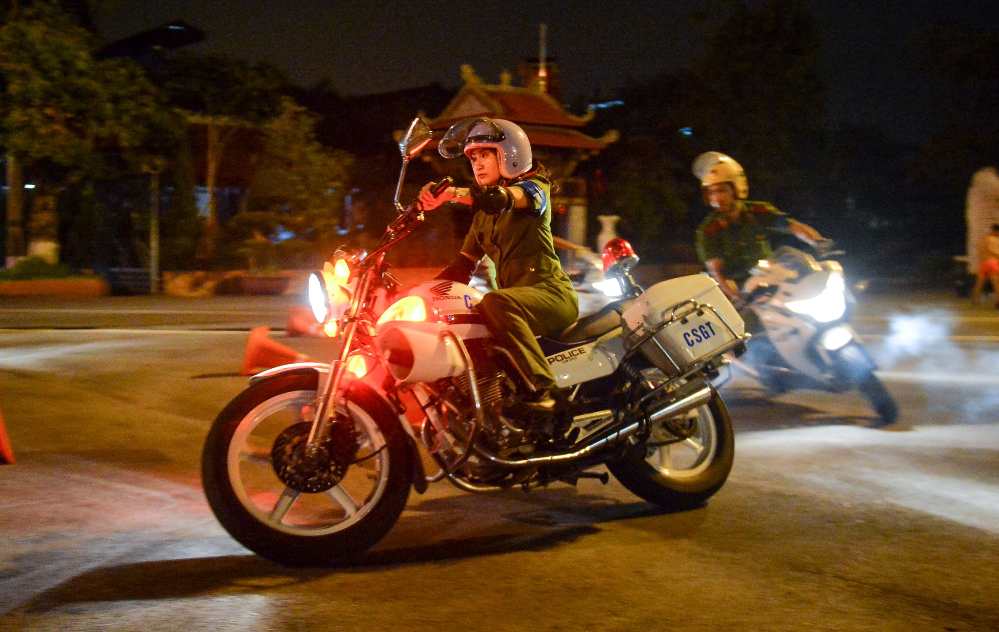 nu canh sat tuong lai lai xe phan khoi lon anh 7