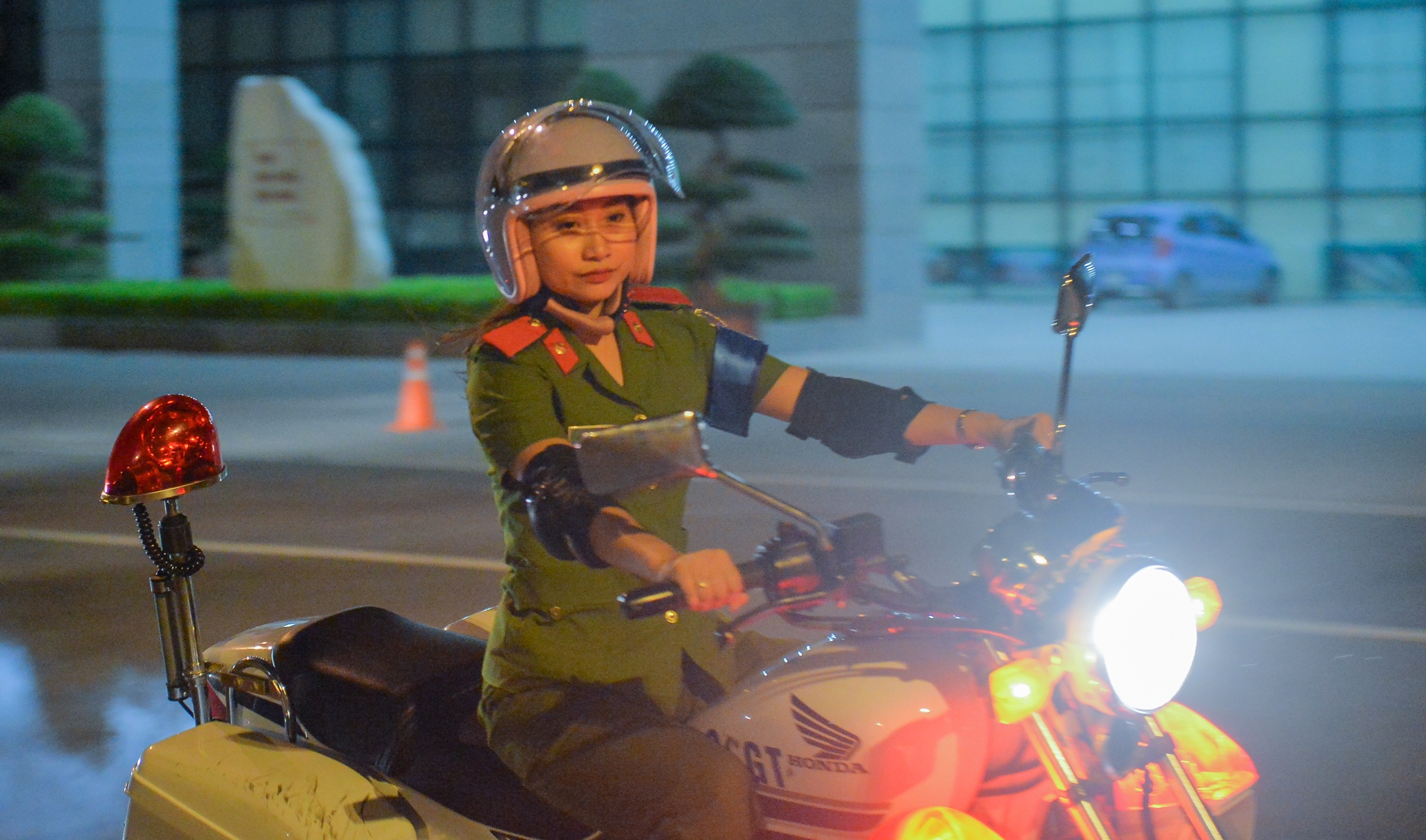 nu canh sat tuong lai lai xe phan khoi lon anh 8