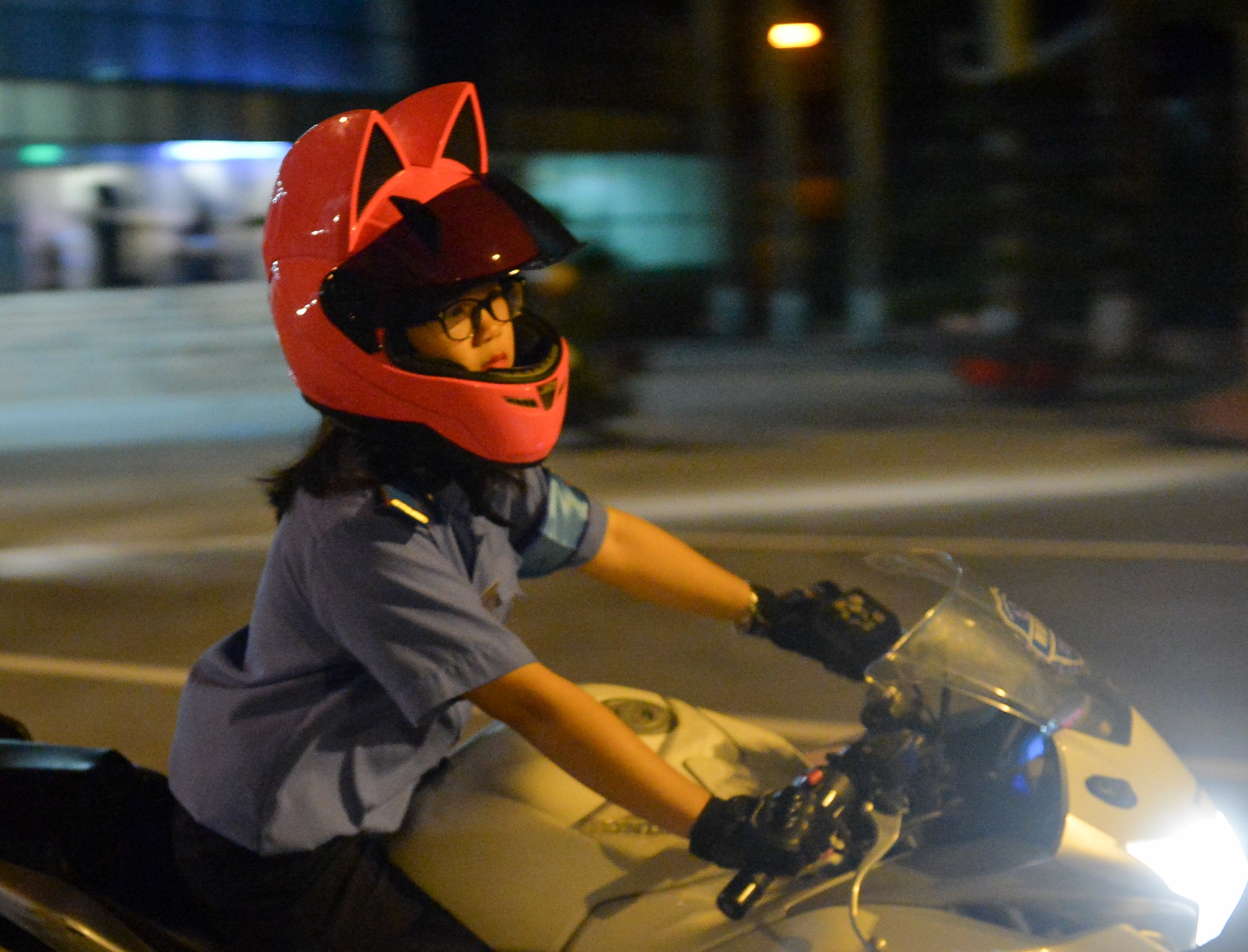 Nu canh sat tuong lai dieu khien xe moto dieu nghe hinh anh